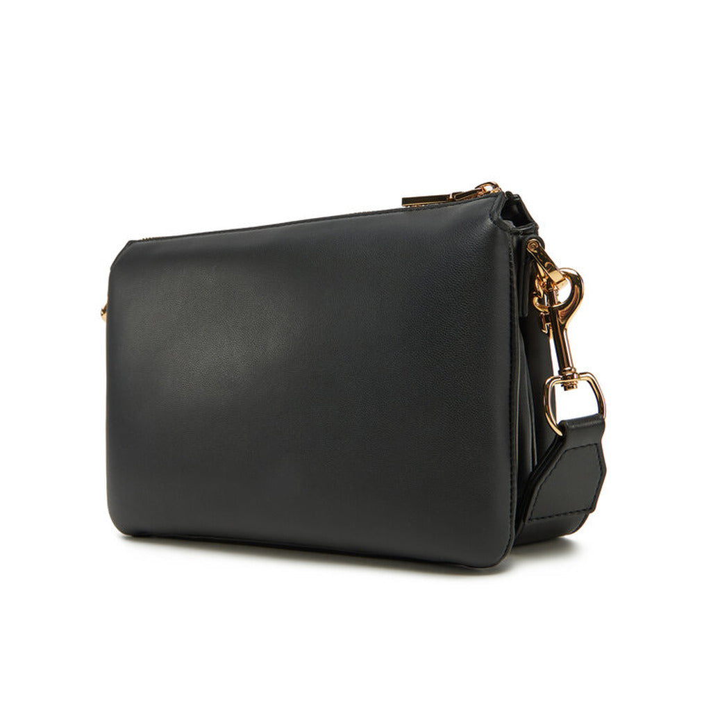 Love Moschino – شنطة كتف جلد صناعي أسود مزينة بسلسلة حروف ذهبية