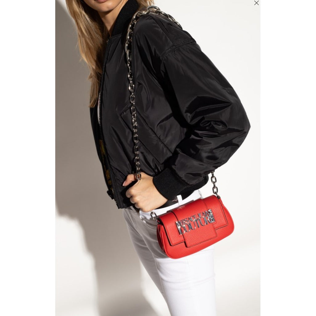 Versace Jeans Couture – شنطة كروس حمراء بسلسلة وشعار فضي