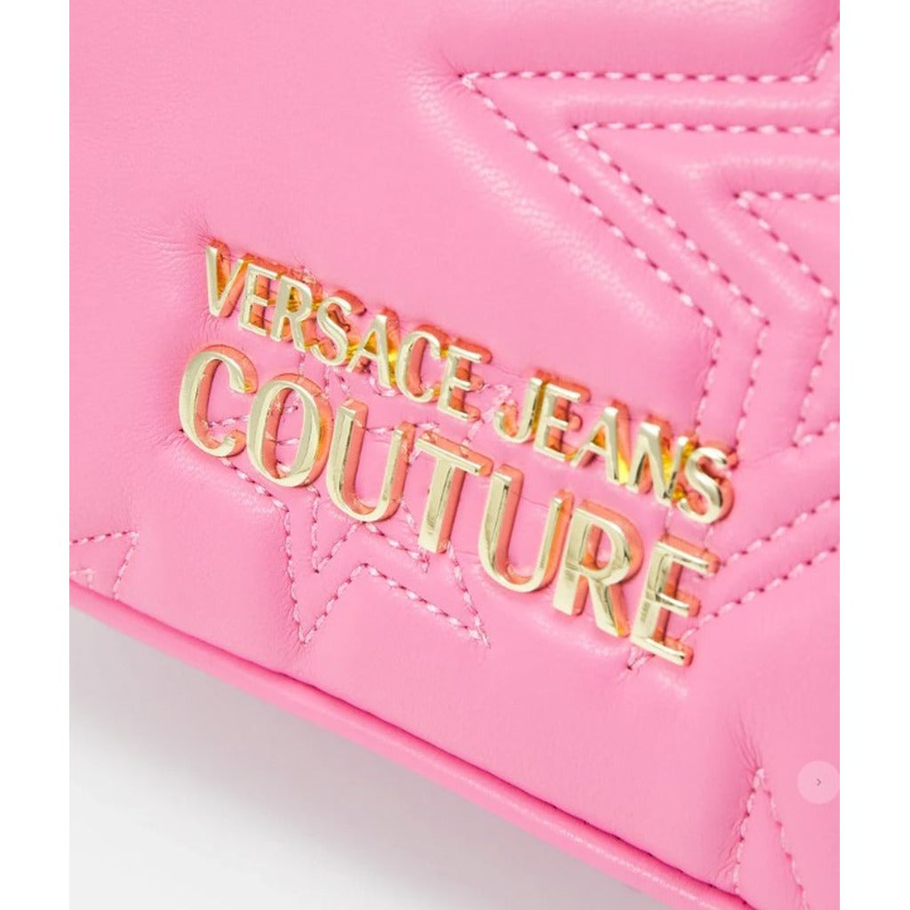 Versace Jeans Couture – شنطة كروس وردية بسلسلة ذهبية وتفاصيل نجمية