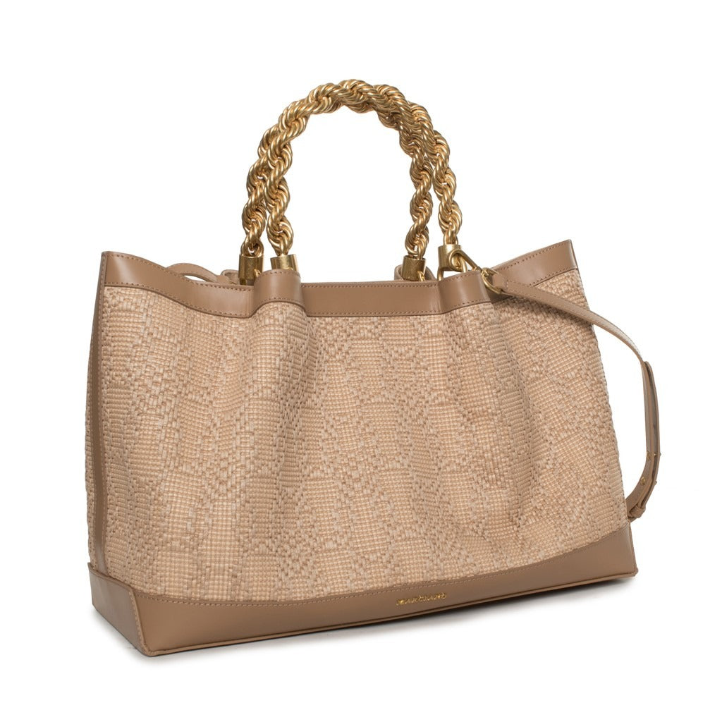 Guess - شنطة توت صيفية بمقبض مضفّر وشعار ظاهر