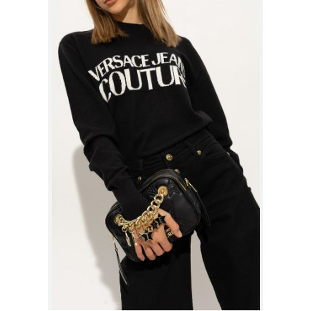 شنطة كروس سوداء منقوشة بشعار العلامة – Versace Jeans Couture