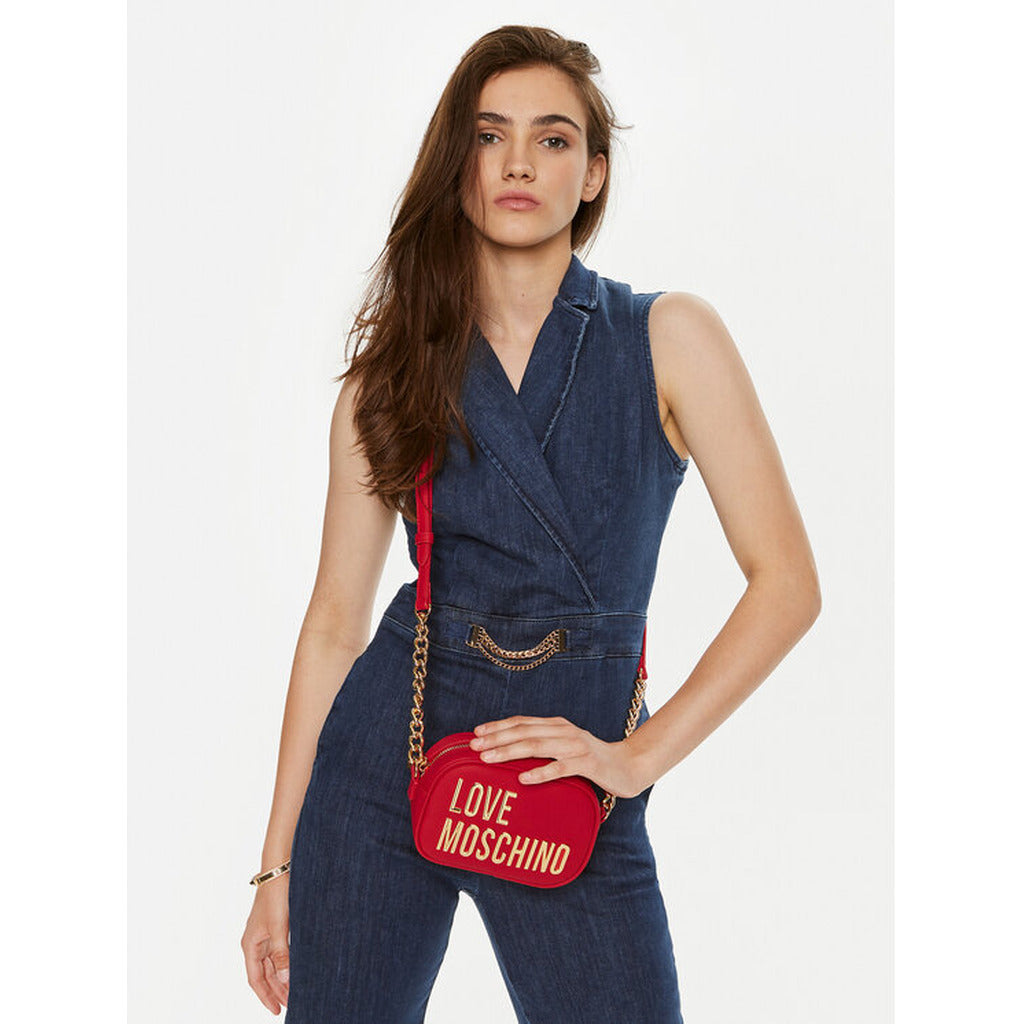 Love Moschino – شنطة كروس جلد صناعي أحمر صغيرة بشعار بارز وسلسلة ذهبية
