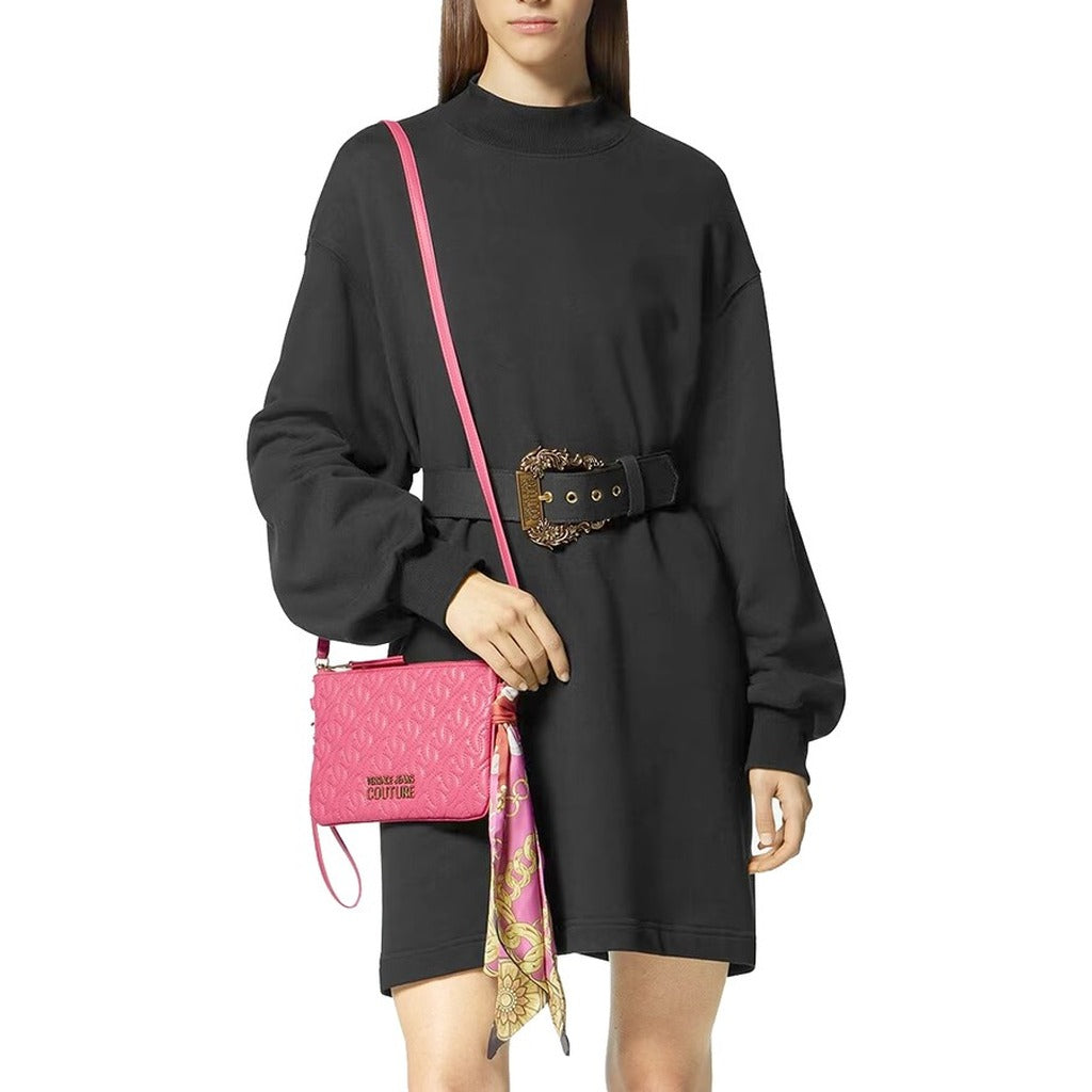 Versace Jeans Couture – شنطة كلاتش وردية بنقشة مونوغرام وحمالة بشريط مزخرف
