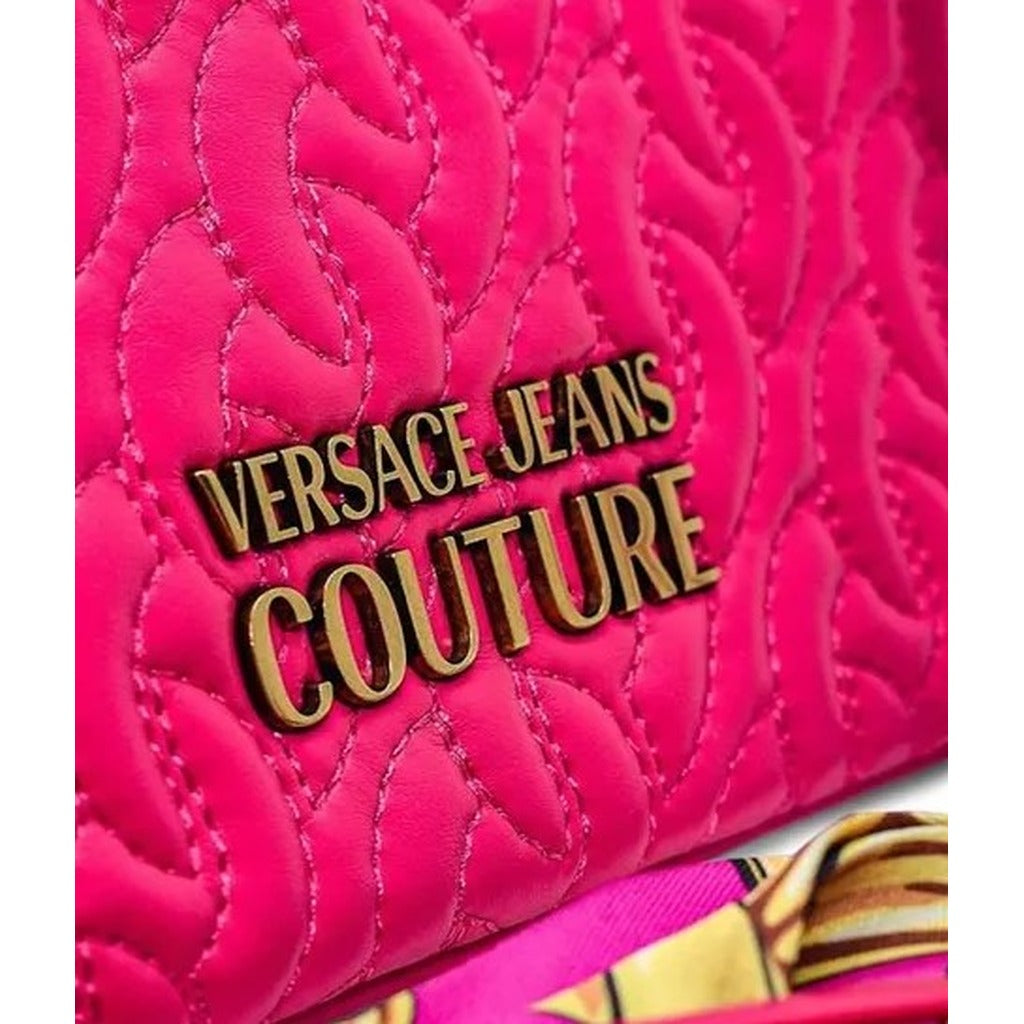 Versace Jeans Couture – شنطة كلاتش وردية بنقشة مونوغرام وحمالة بشريط مزخرف
