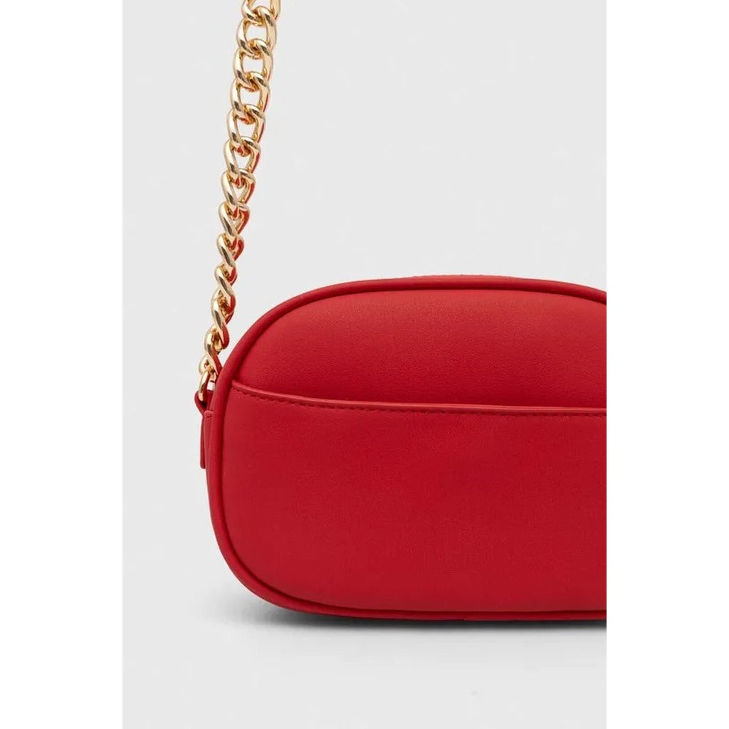 Love Moschino – شنطة كروس جلد صناعي أحمر صغيرة بشعار بارز وسلسلة ذهبية