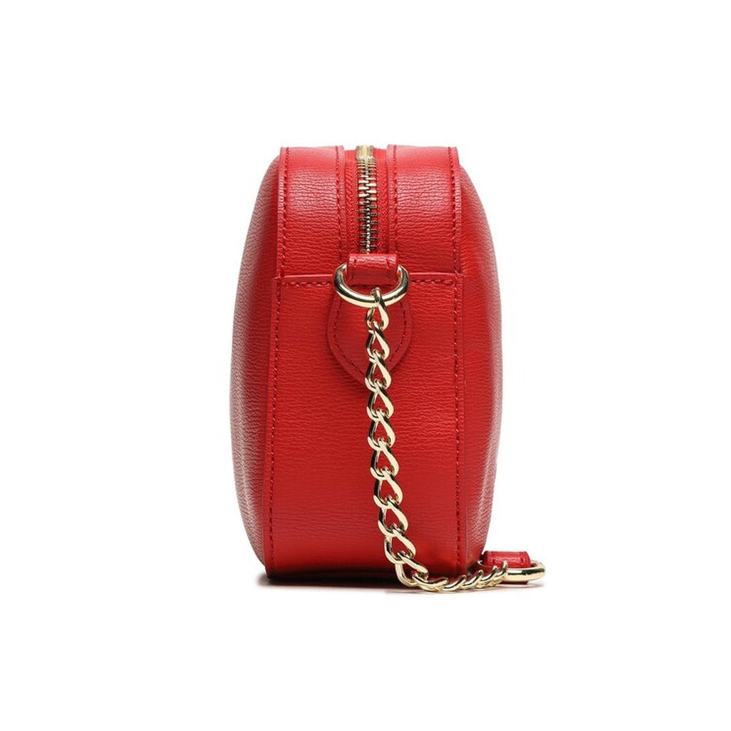 Love Moschino – شنطة كروس جلد صناعي أحمر مزينة بقلب وشعار ذهبي