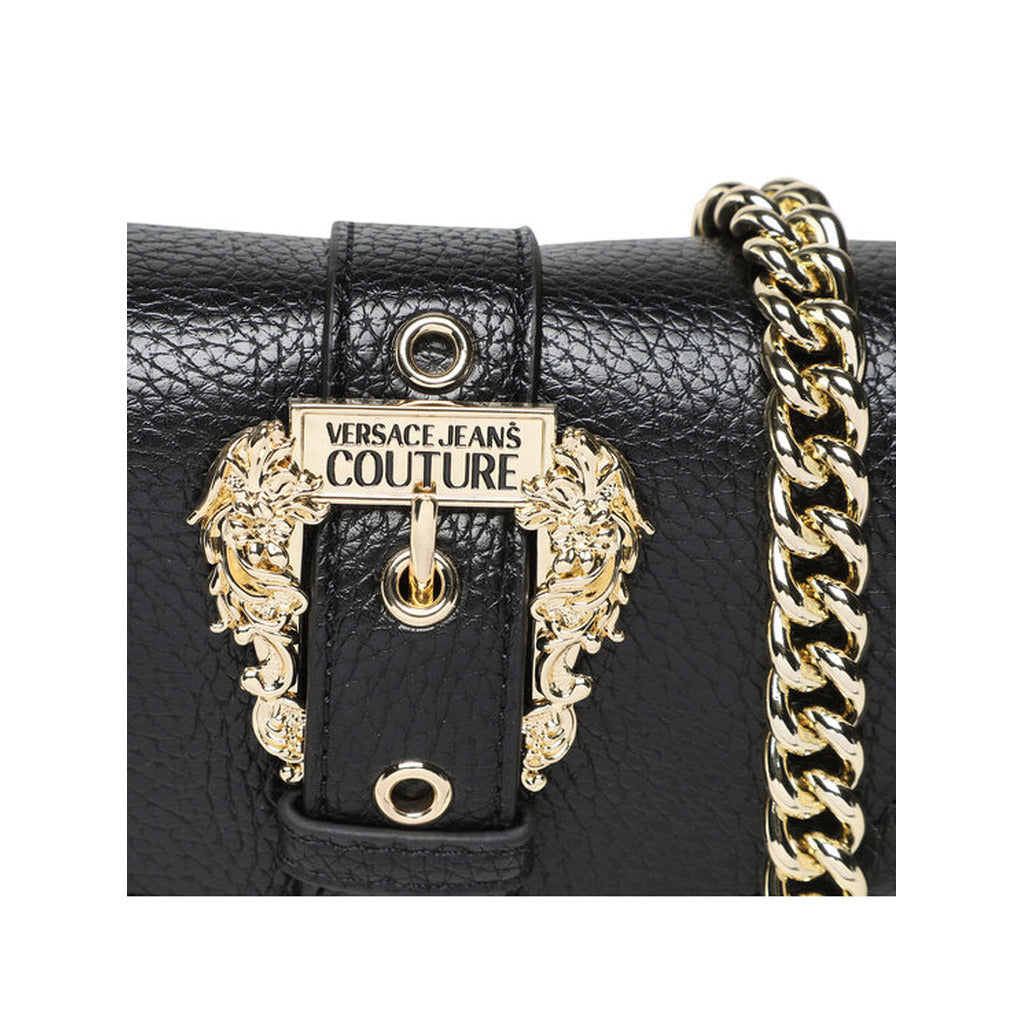 Versace Jeans Couture - شنطة صغيرة نصف دائرية بمشبك ذهبي وسلسلة