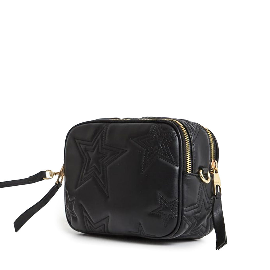 شنطة كروس سوداء منقوشة بشعار العلامة – Versace Jeans Couture