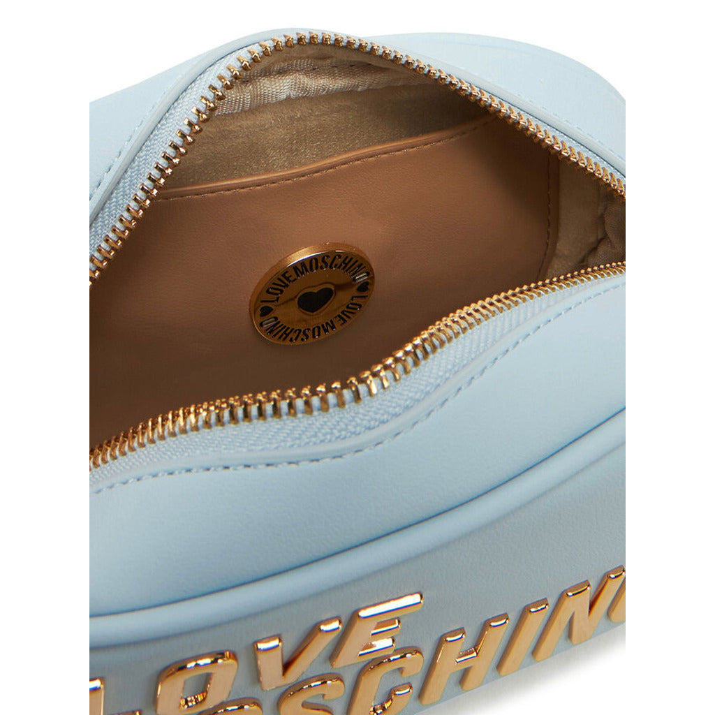 Love Moschino – شنطة كروس جلد صناعي أزرق سماوي مزينة بسلسلة وحروف ذهبية